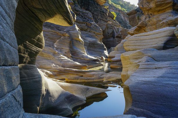 在土耳其乌萨克的塔斯亚兰山谷，美丽的石头形成的照片图片下载