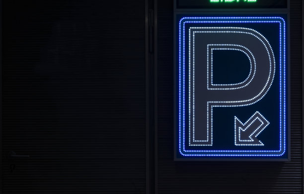 黑色背景下的停车标志灯图片下载