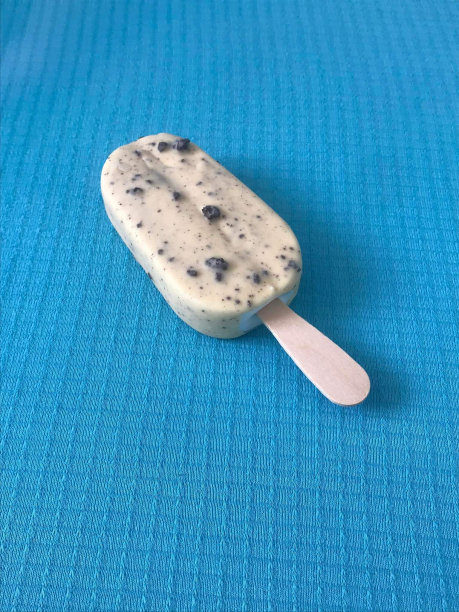 蓝色背景下的冰淇淋图片下载
