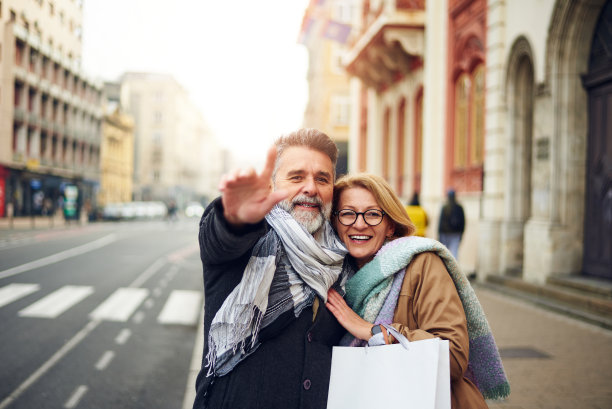 老夫妇喜欢在外面散步图片下载