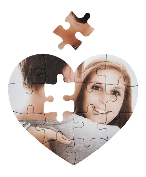 浪漫的谜题:一对年轻夫妇在一块心形的拼图上，还剩下最后一块拼图图片下载