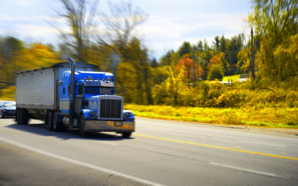 公路上的卡车。图片下载