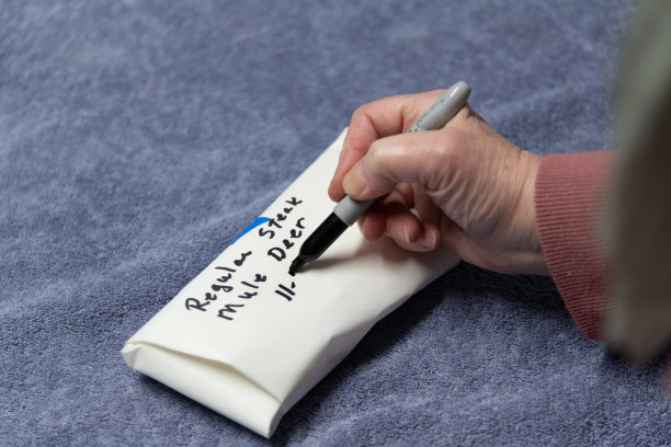 在美国，北美，蒙大拿州的农村，为冷冻储存的骡鹿牛排包装和标签图片下载