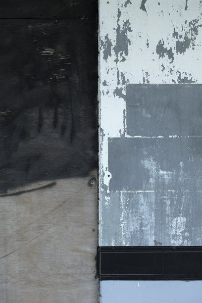 破旧的建筑外立面，窗户用木板封住图片下载