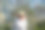 可爱的快乐的女人戴着帽子在公园里跑来跑去图片下载