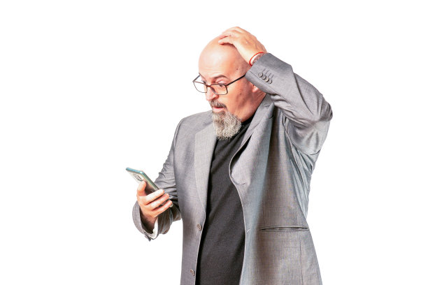 震惊的西装男站在孤立的白色背景下看手机图片下载