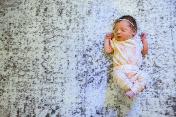 一个可爱的新生婴儿的俯拍图片下载