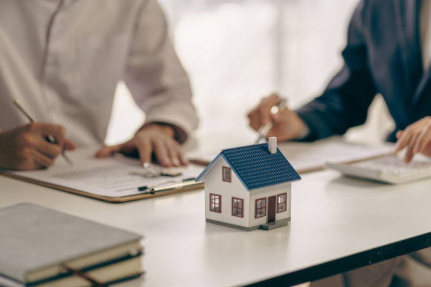 在买房的概念中，中介提供抵押贷款和购房的利率合同，让客户与房地产中介签订合同。图片下载