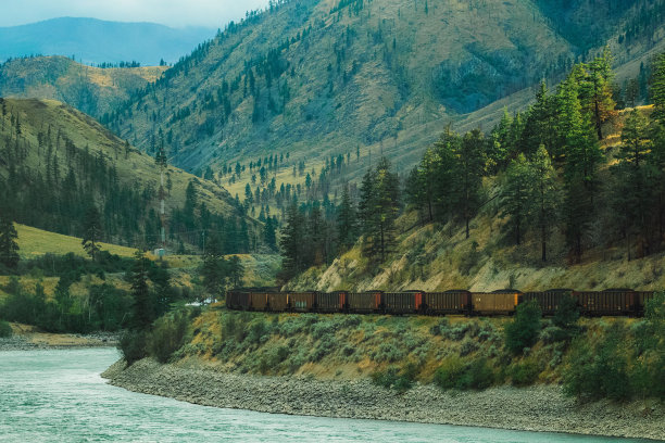 美丽的照片，生锈的老集装箱在铁路环山图片下载