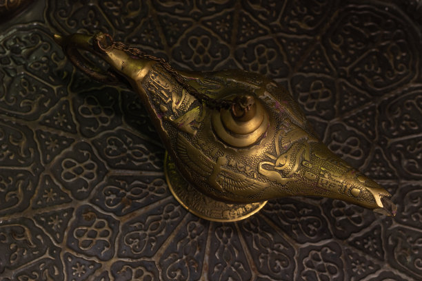 阿拉丁的神灯被孤立在黑色的背景上图片下载