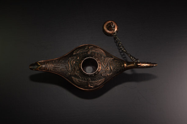 阿拉丁的神灯被孤立在黑色的背景上图片下载