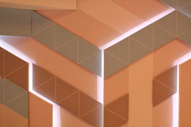 时尚柔和的色彩，经典简约的工业现代室内设计与照明几何图案的墙壁图片下载