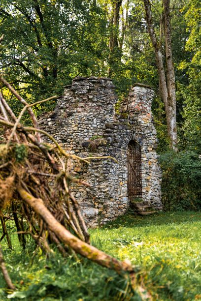 德国卡尔登的城堡废墟，前景是木制树枝图片下载