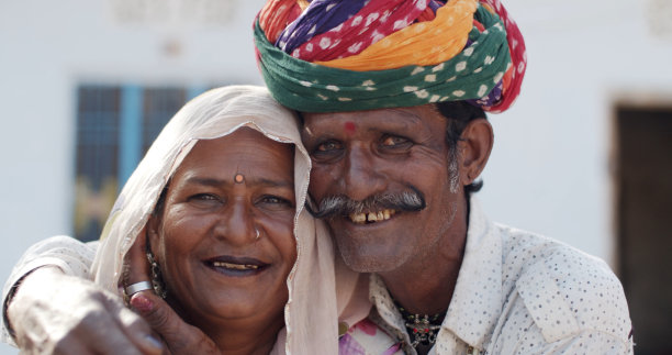 一对幸福的印度老夫妇穿着传统服装的画像图片下载
