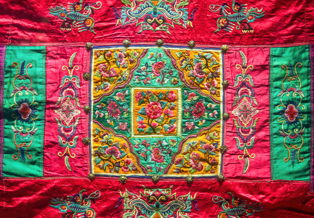 中国民族图案绣在红布上图片下载