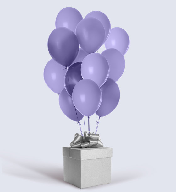 漂亮的礼品盒和一束白色背景的紫色气球图片下载