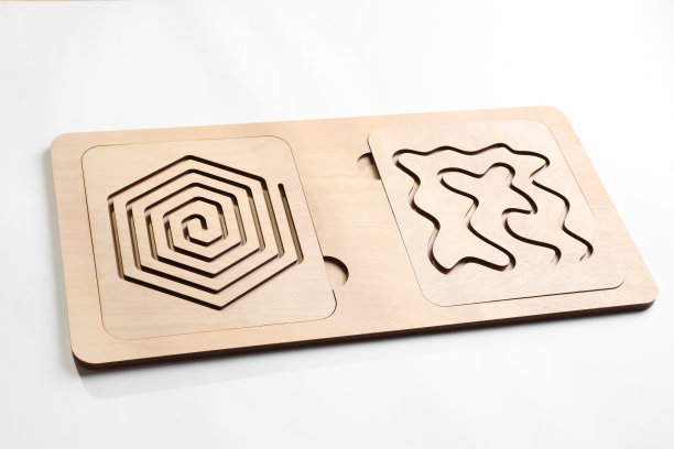 白色背景上的木制手指迷宫。蒙特梭利玩具图片下载