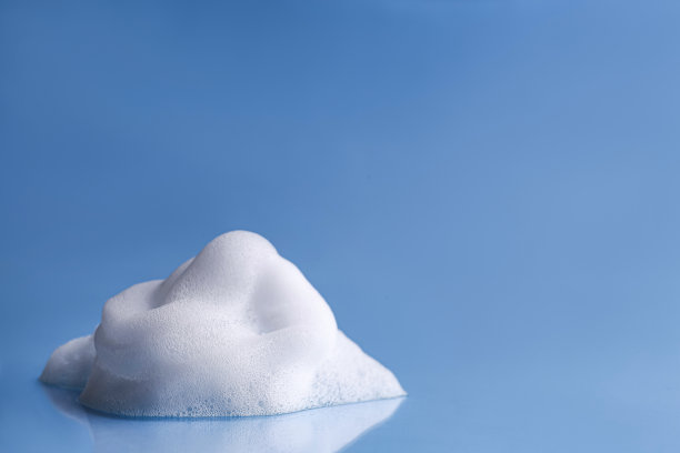 浅蓝色背景上蓬松的白色泡沫，文字空间图片下载