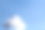 浅蓝色背景上蓬松的白色泡沫，文字空间图片下载