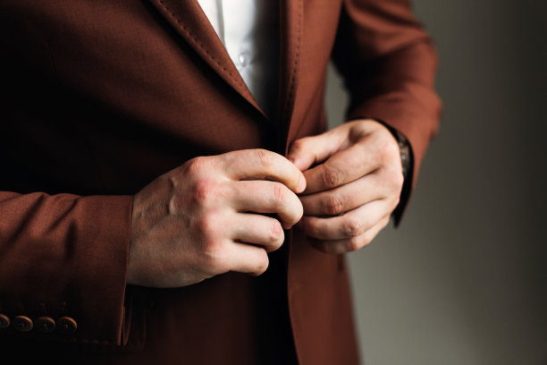 新郎穿时髦棕色夹克的特写图片下载