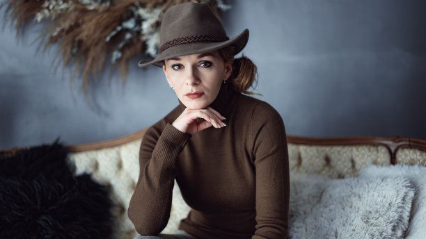 一个严肃优雅的来自德国的欧洲女人坐在沙发上的浅聚焦镜头图片下载