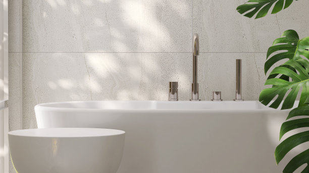 白色陶瓷边桌在豪华设计浴室的浴缸和热带怪兽植物与斑驳的阳光从窗户和叶影在白色花岗岩瓷砖墙上图片下载