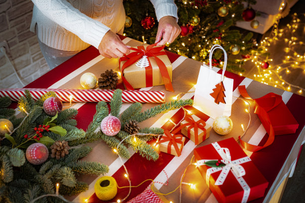 女人包装圣诞礼物图片下载