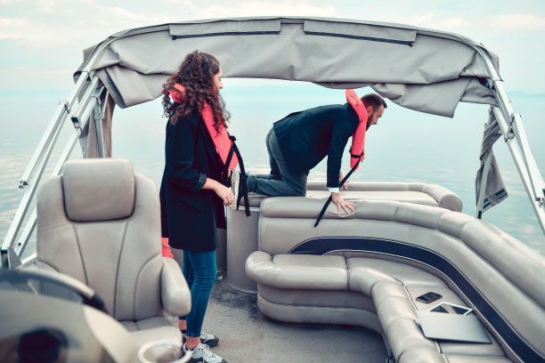 商务夫妇用救生衣进行双体船安全演习图片下载