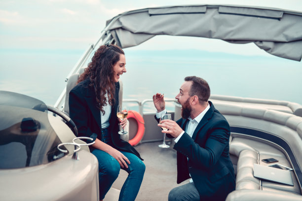 商人在双体船上向女性商业伙伴求婚图片下载