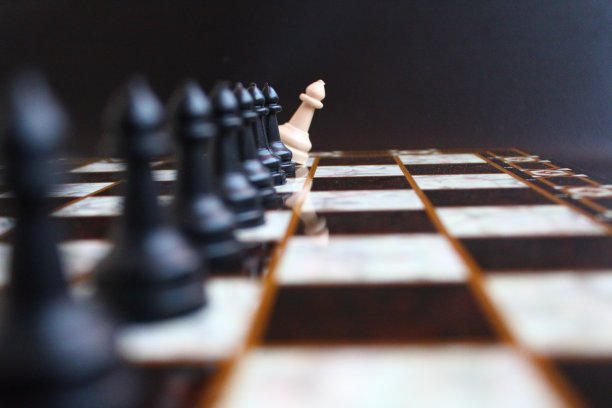 把棋子排成一排。黑白相间的棋子。智力与策略游戏图片下载