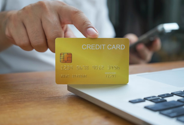 移动支付与钱包应用技术人支付和购物与智能手机应用数字货币转移，银行和电子商务。图片下载