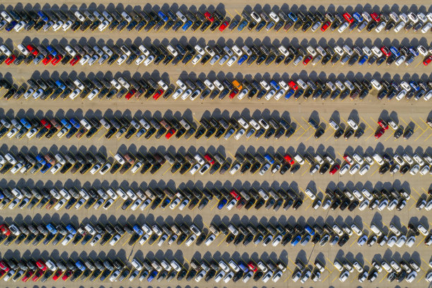 从上面看一排排的汽车图片下载