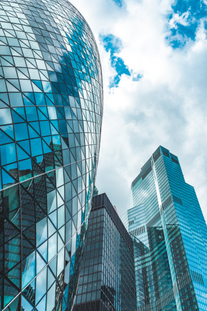 伦敦现代建筑对着天空的低角度视图图片下载