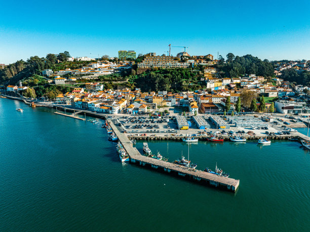 在一个阳光明媚的日子里，杜罗河口附近美丽的波尔图海岸无人机视图图片下载