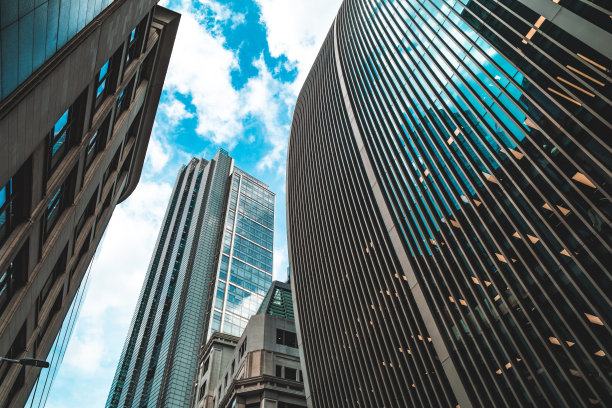 伦敦现代建筑对着天空的低角度视图图片下载