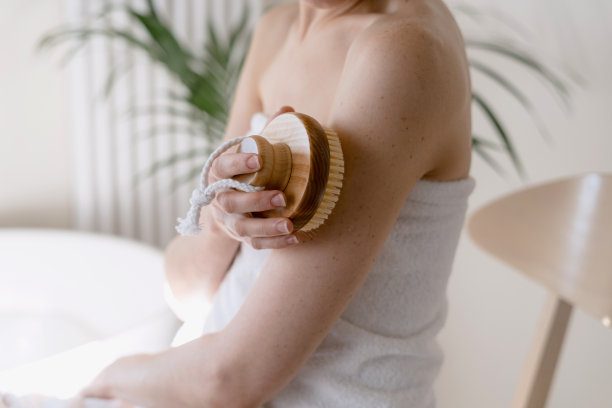 妇女在家里用木刷做干按摩图片下载