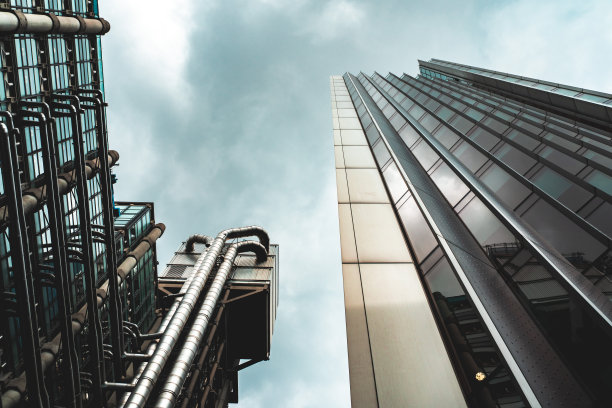 伦敦现代建筑对着天空的低角度视图图片下载