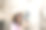 在城市中使用万向节和手机的年轻女子的侧视图。图片下载