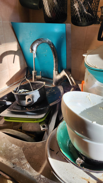 厨房一片狼藉，水槽周围都是脏盘子，清洁服务广告的概念，展示派对、节日后的景象图片下载