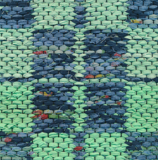 部分手工布地毯，采用塔花工艺编织而成。图片下载