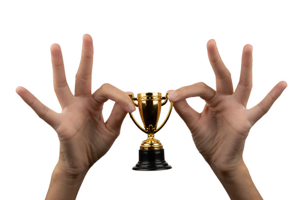年轻的女性手里拿着一个白色背景的小玩具奖杯图片下载