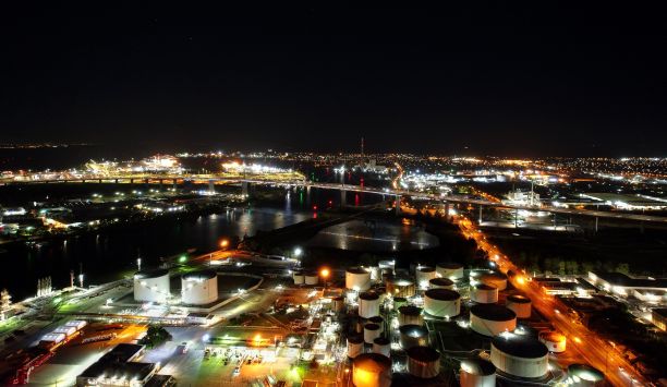 无人机俯瞰雅拉河，西门大桥和码头在澳大利亚墨尔本的夜晚图片下载