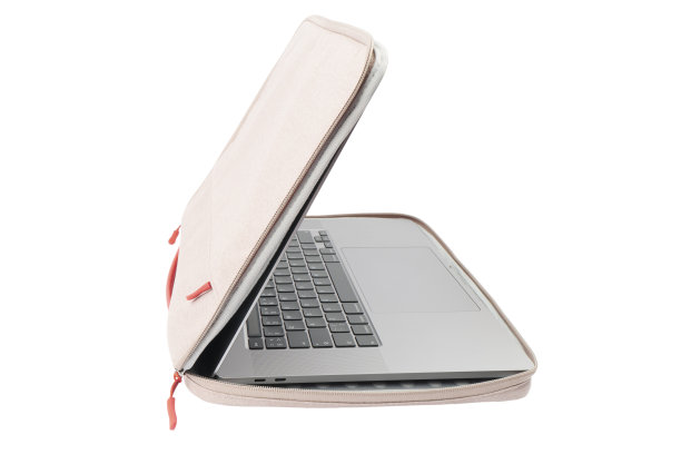 笔记本电脑案件拉链特写。隔离在白色背景上的设备保护盒。手提电脑包图片下载