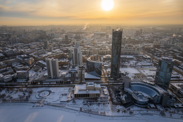 叶卡捷琳堡有地方政府和议会大楼，戏剧剧院，伊塞特塔，叶利钦中心，冬季日落全景。图片下载