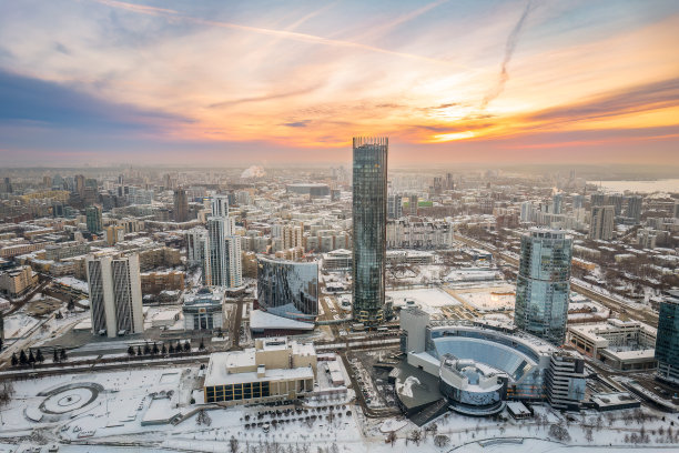 叶卡捷琳堡有地方政府和议会大楼，戏剧剧院，伊塞特塔，叶利钦中心，冬季日落全景。图片下载