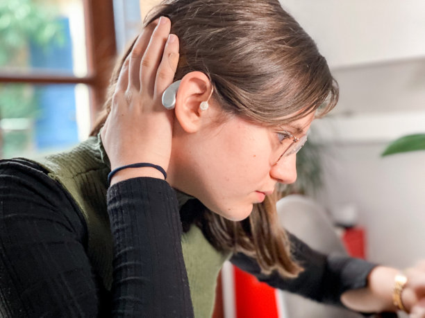 女孩展示她的助听器图片下载