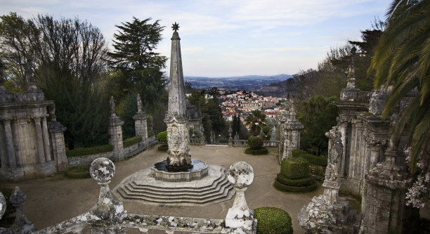 纪念碑楼梯，方尖碑和从Nossa Senhora dos Remedios教堂看到的拉梅戈城镇景观，纪念碑楼梯，拉梅戈，葡萄牙。图片下载