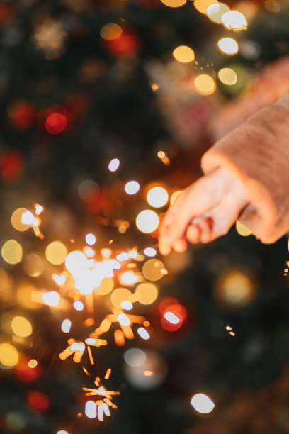 一个小女孩拿着圣诞烟火的特写素材图片