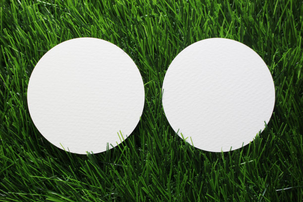 草坪和白色的圆纸图片下载