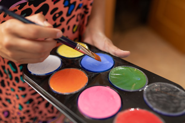 近距离观察一个艺术家的调色板期间，皮肤绘画会议图片下载